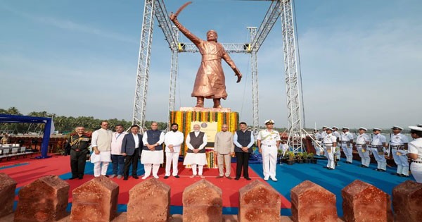 तस्वीर दिसंबर 2023 की है, जब PM मोदी ने छत्रपति शिवाजी महाराज की प्रतिमा का उद्घाटन किया था।